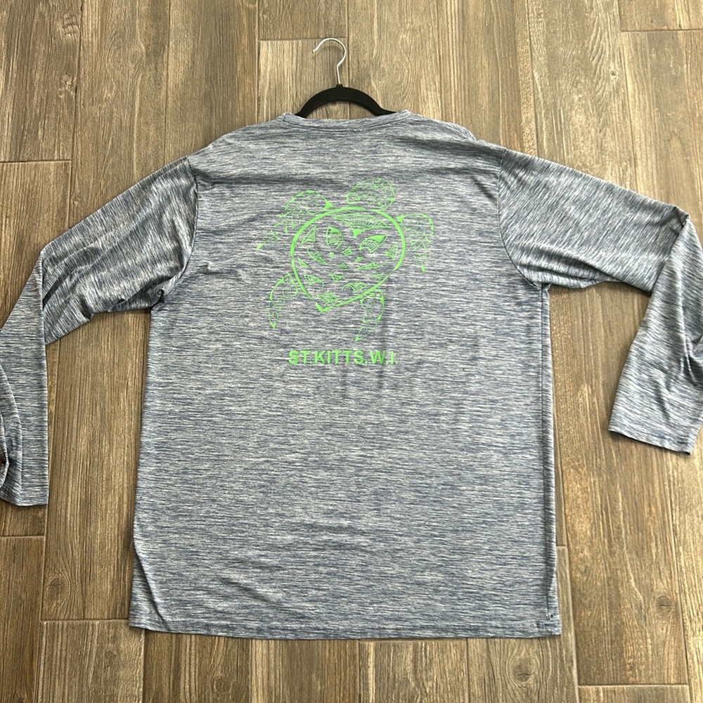 Men’s long sleeve dry, fit fishing shirt.